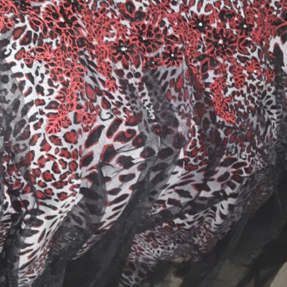 Gorgeous gown with a red print - Picture 2 of 4